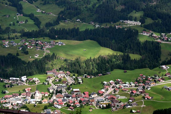 Blick von der Gehrenspitze auf Riezlern mit Egg und Innerschwende