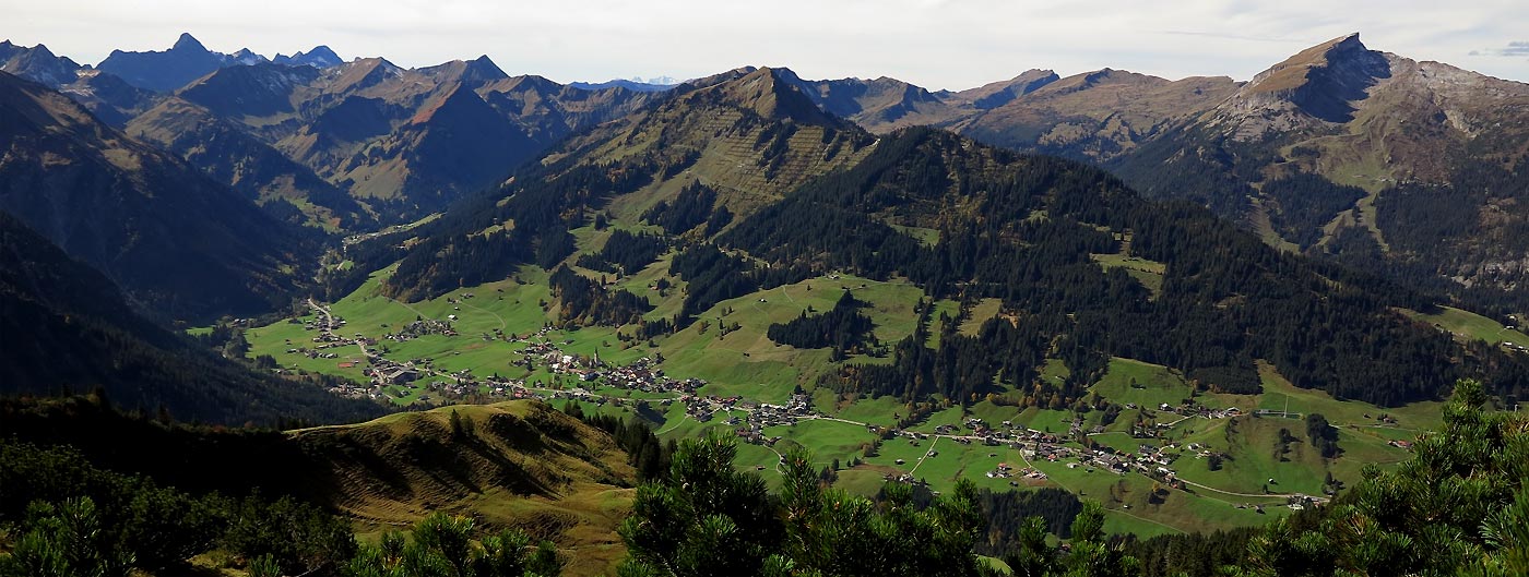 Blick auf das Kleinwalsertal beim Abstieg von der Hammerspitze