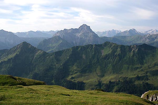Blick vom Ifenplateau auf den Widderstein, im Hintergrund das Lechquellengebirge