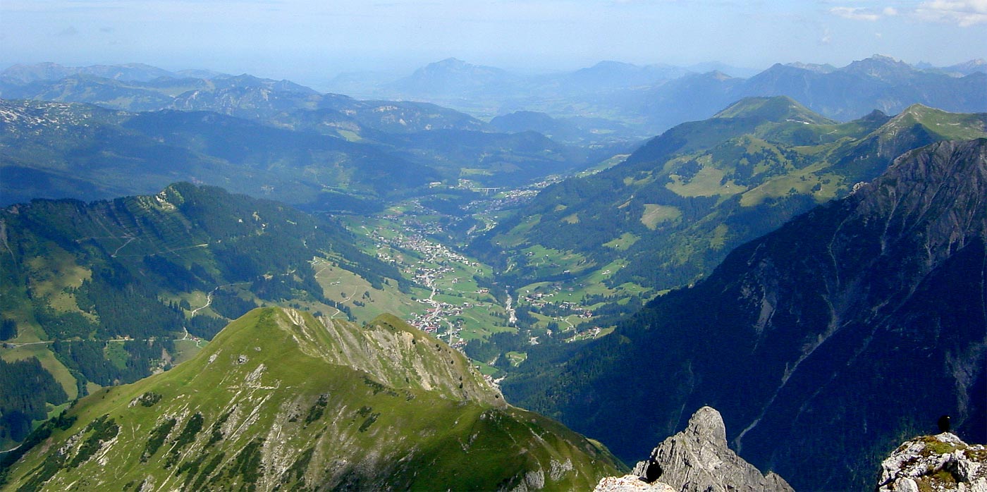 Das Kleinwalsertal vom Widderstein aus gesehen