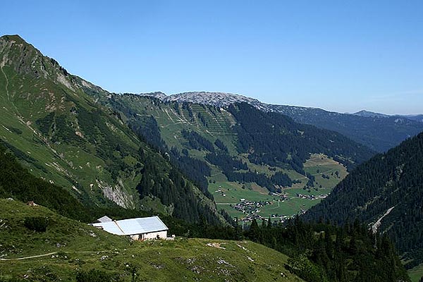 Obere Gemstelhütte mit Blick auf Mittelberg