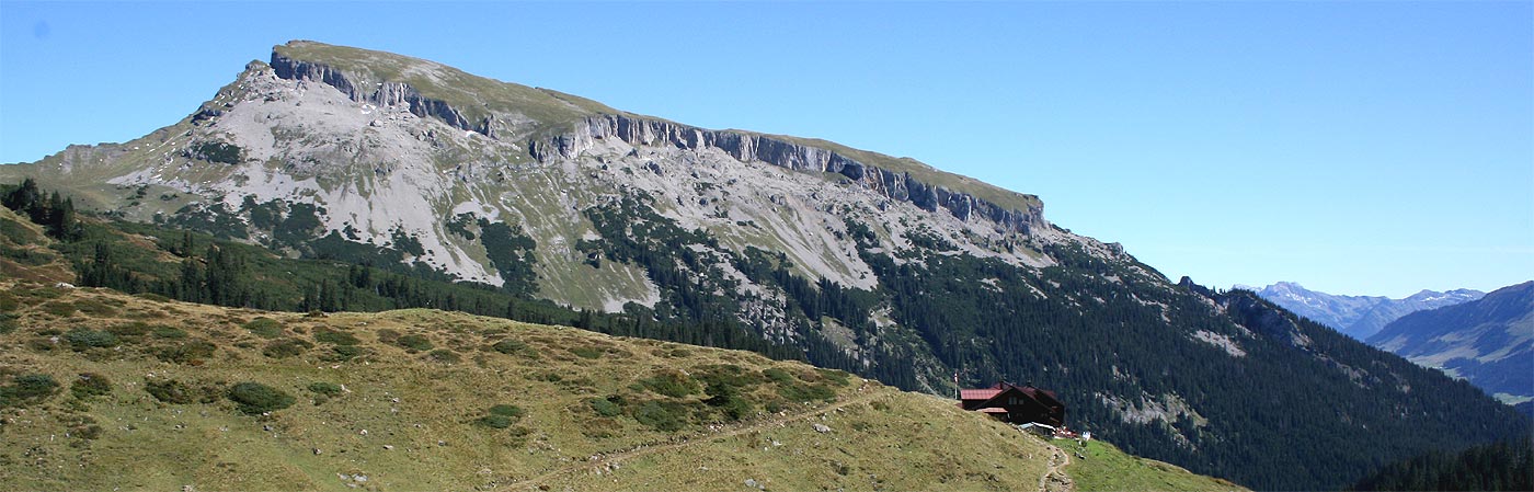 Blick auf Ifen und Schwarzwasserhütte beim Abstieg von der Ochsenhofer Scharte