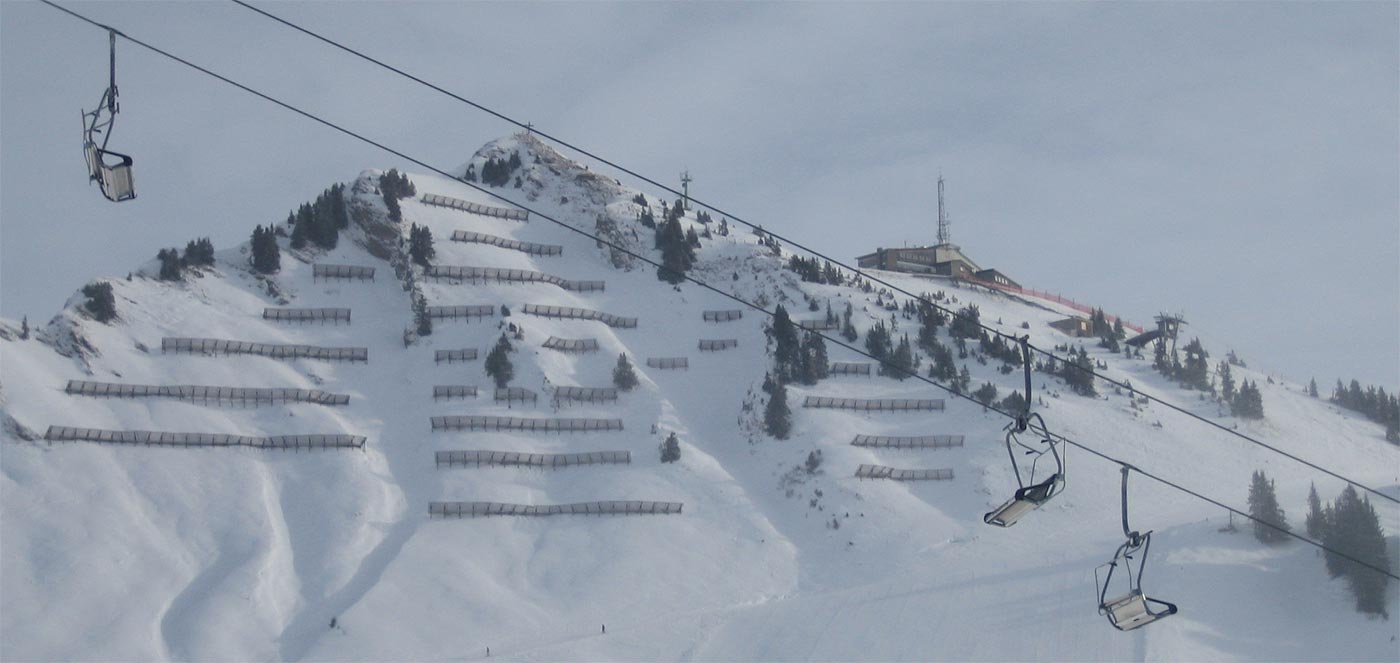 Muttelberglift - im Hintergrund Walmendinger Horn Gipfel und Bergstation