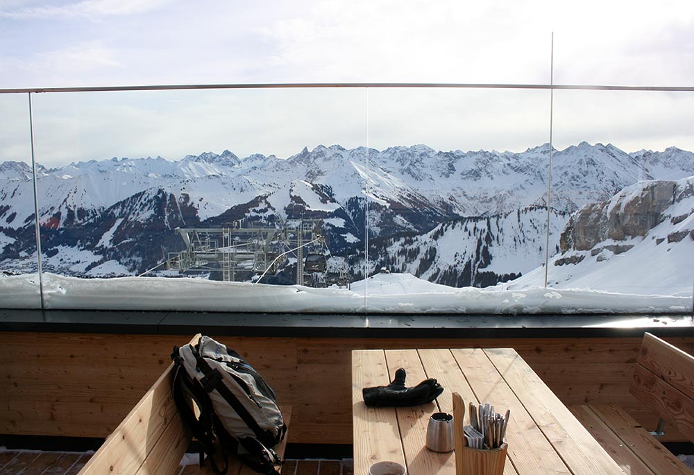 die neue Terrasse an der Ifen-Bergstation mit Blick auf die Allgäuer Alpen