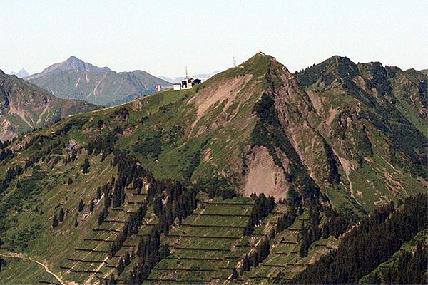 Walmendinger Horn mit Lawinenverbauungen