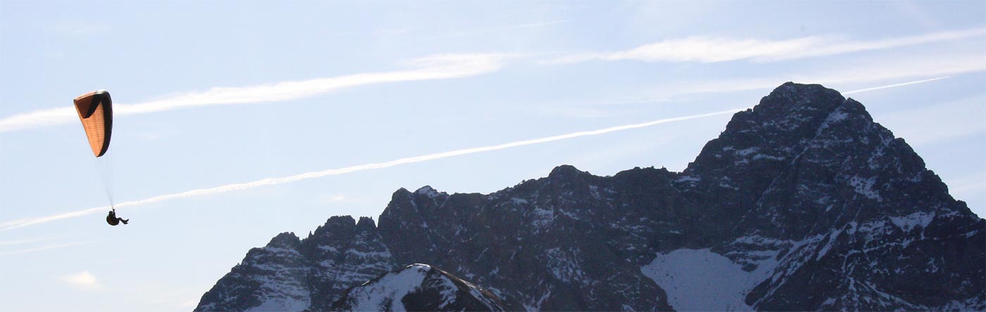 Gleitschirmflieger am Widderstein