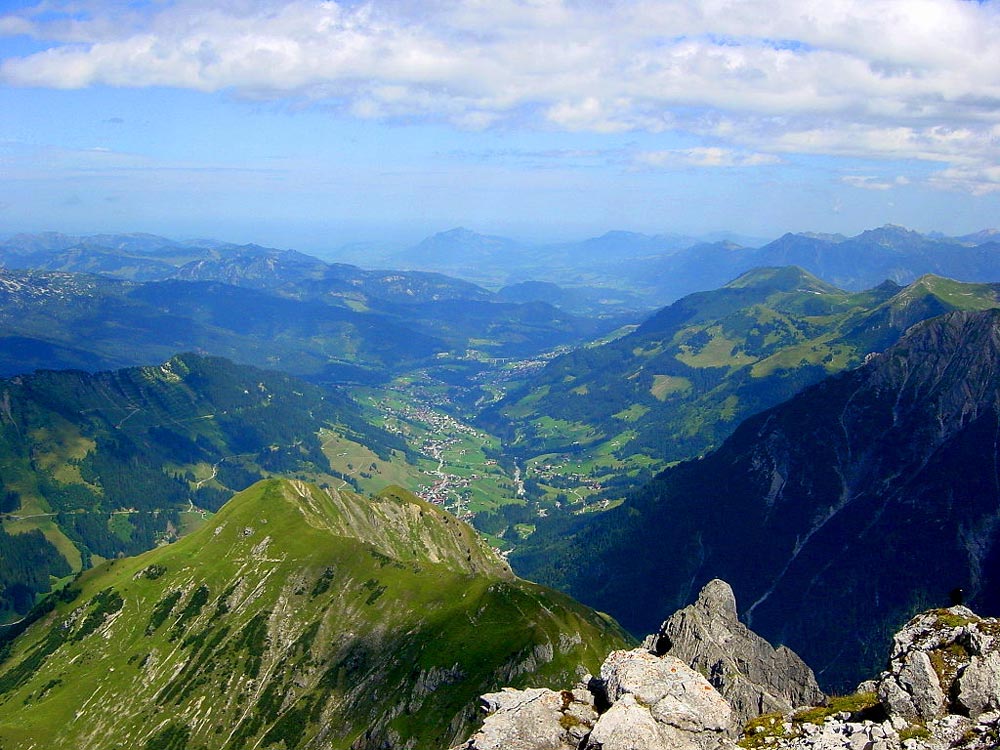 Kleinwalsertal - Blick vom Widderstein nach Nordosten zum Talanfang (Aufnahme Ch. Lingg)